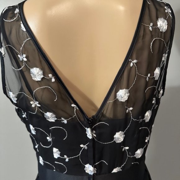 EVER BEAUTY BLACK EVENING GOWN WITH SHEER ROSE PETAL BODICE - SIZE 8 - Picture 5 of 5